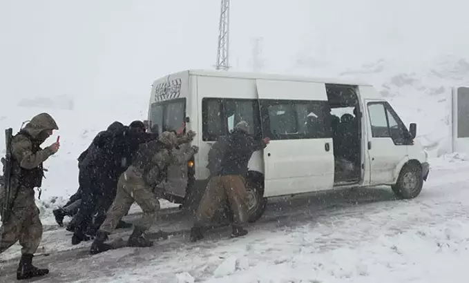 Şemdinli–Derecik Yolu Ulaşıma Kapatıldı