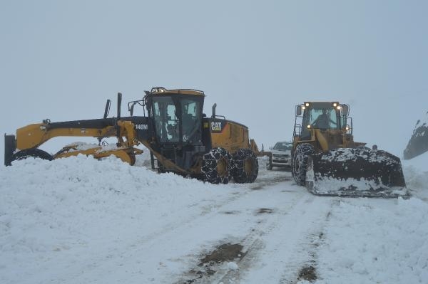 Hakkari’de Kar Yağışı: 229 Yerleşim Yerinin Yolu Kapandı