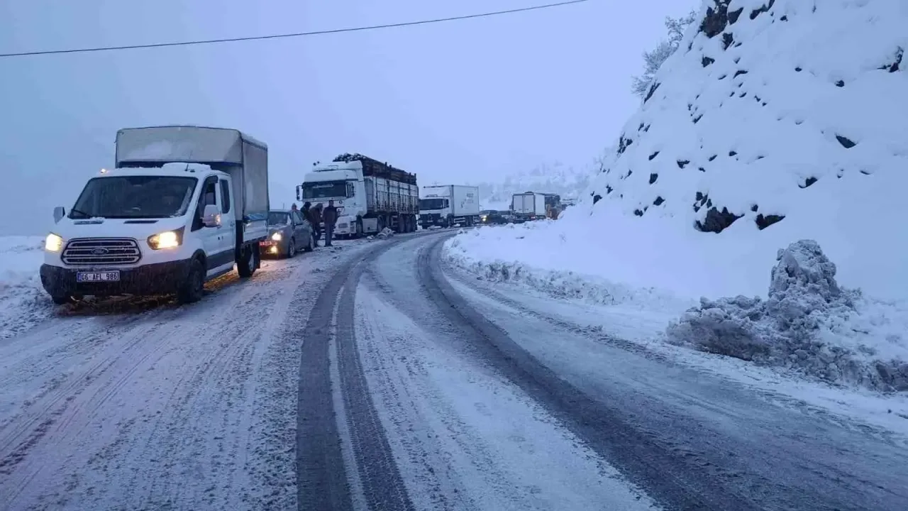 Hakkari–Şırnak Yolu Kar Nedeniyle Kapandı: Araçlar Yolda Kaldı