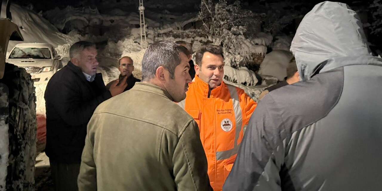 Derecik’te Karla Mücadele Gece Boyunca Sürdü