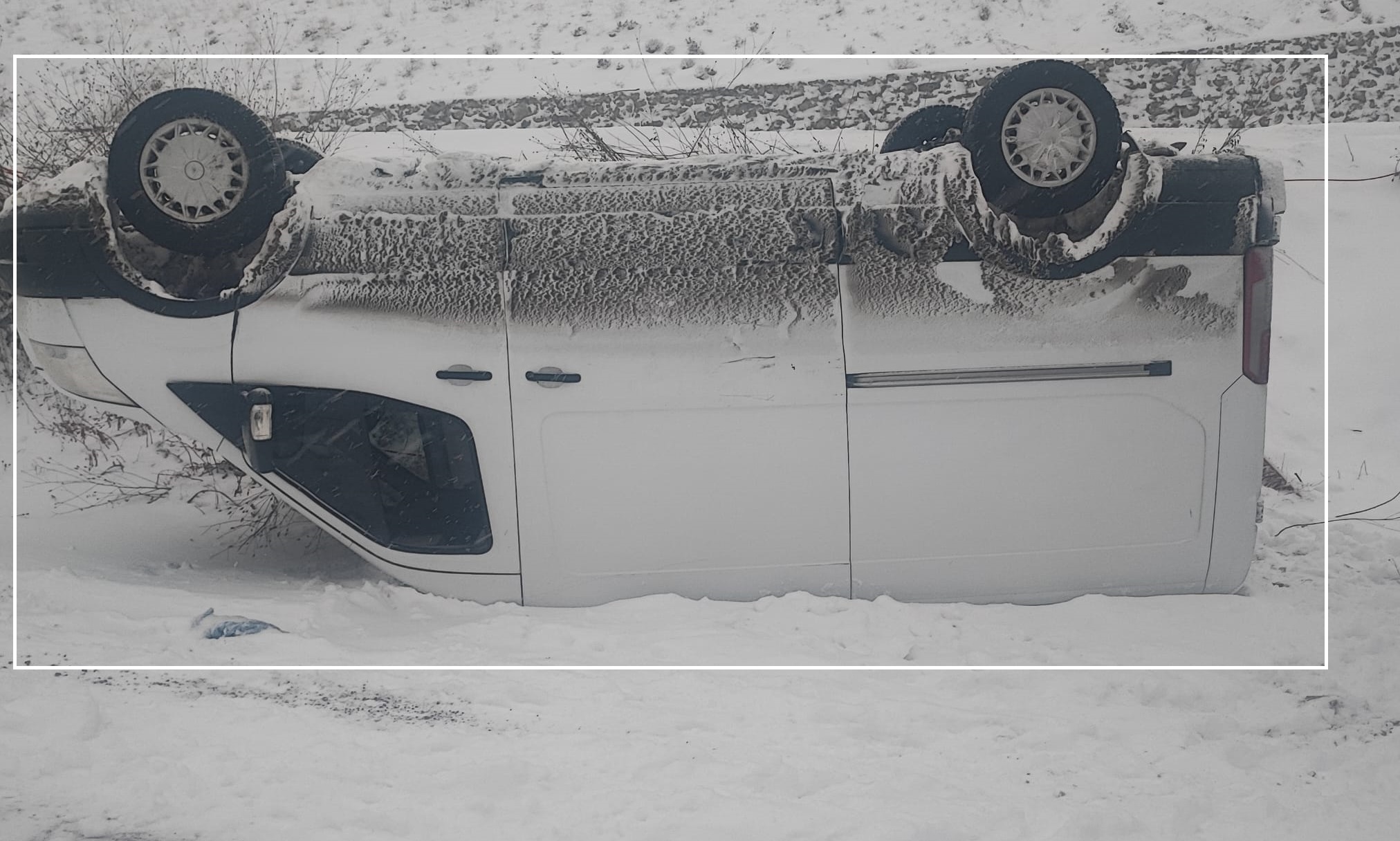 Hakkari-Van Yolunda Korkutan Kaza: Minibüs Takla Attı