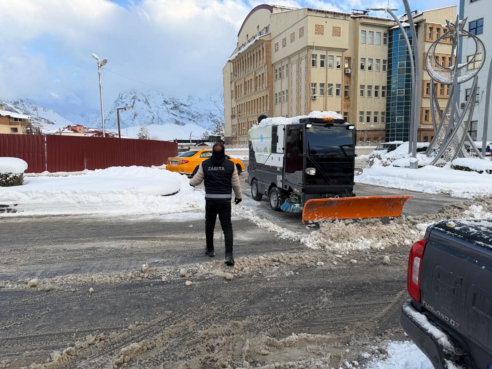 Hakkari Belediyesinin Kar çalışması sürüyor