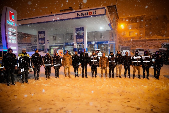 Hakkâri’de Yılbaşı Tedbirleri: Vali Çelik Sahadaki Ekipleri Ziyaret Etti