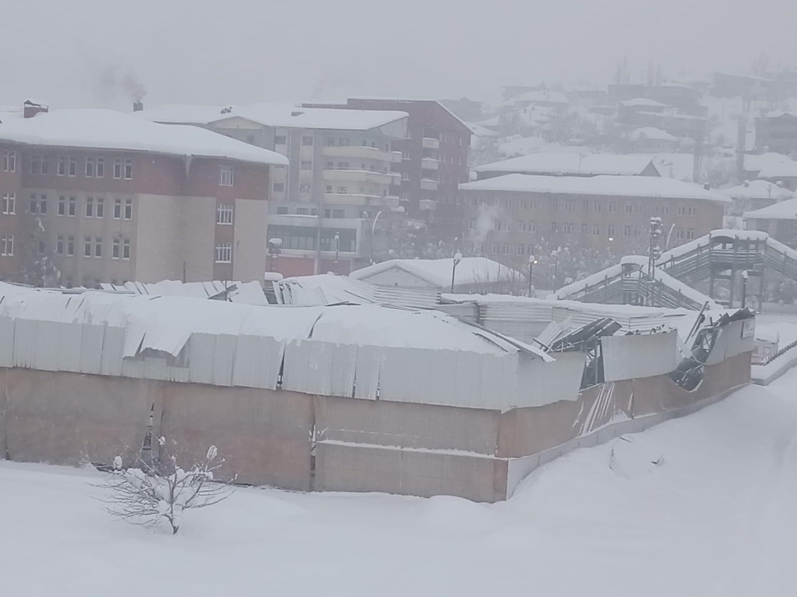 Yüksekova’da Yoğun Kar Nedeniyle Halı Sahada Çökme