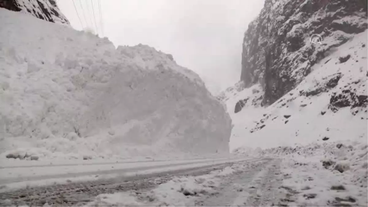 Hakkari’de Çığ Alarmı: Depin Mevkiinde Yol Kapandı