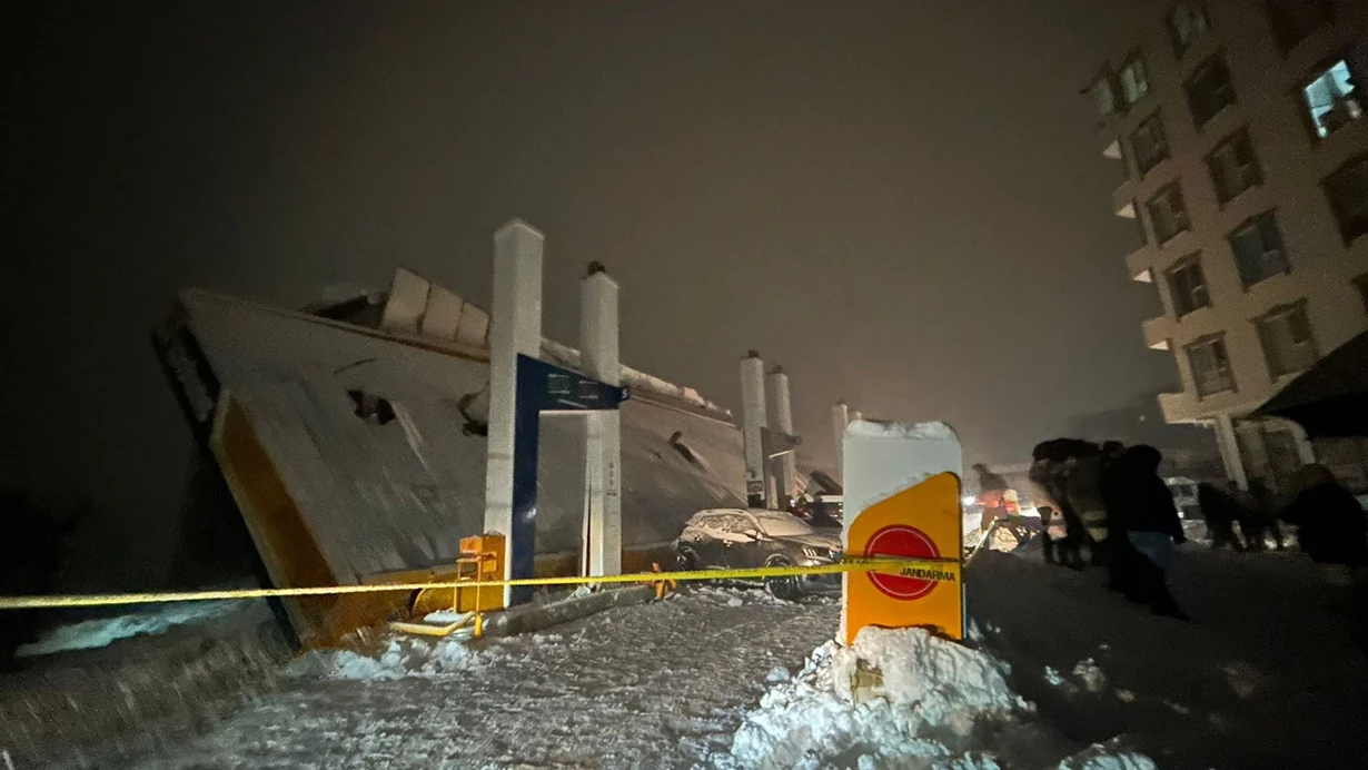 Hakkâri’de Karın Ağırlığı Felakete Yol Açtı: 8 Kişi Yaralandı