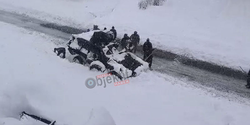 Hakkari’de Mahsur Kalan Askeri Aracın İmdadına Köylüler Yetişti