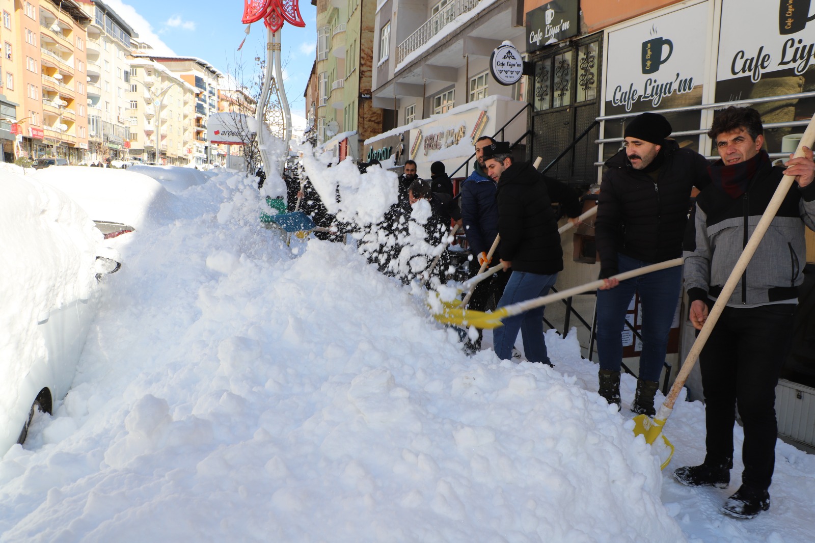 Hakkari'de Vali Çelik’in Talimatıyla Korucular Kar Temizliğine Katıldı