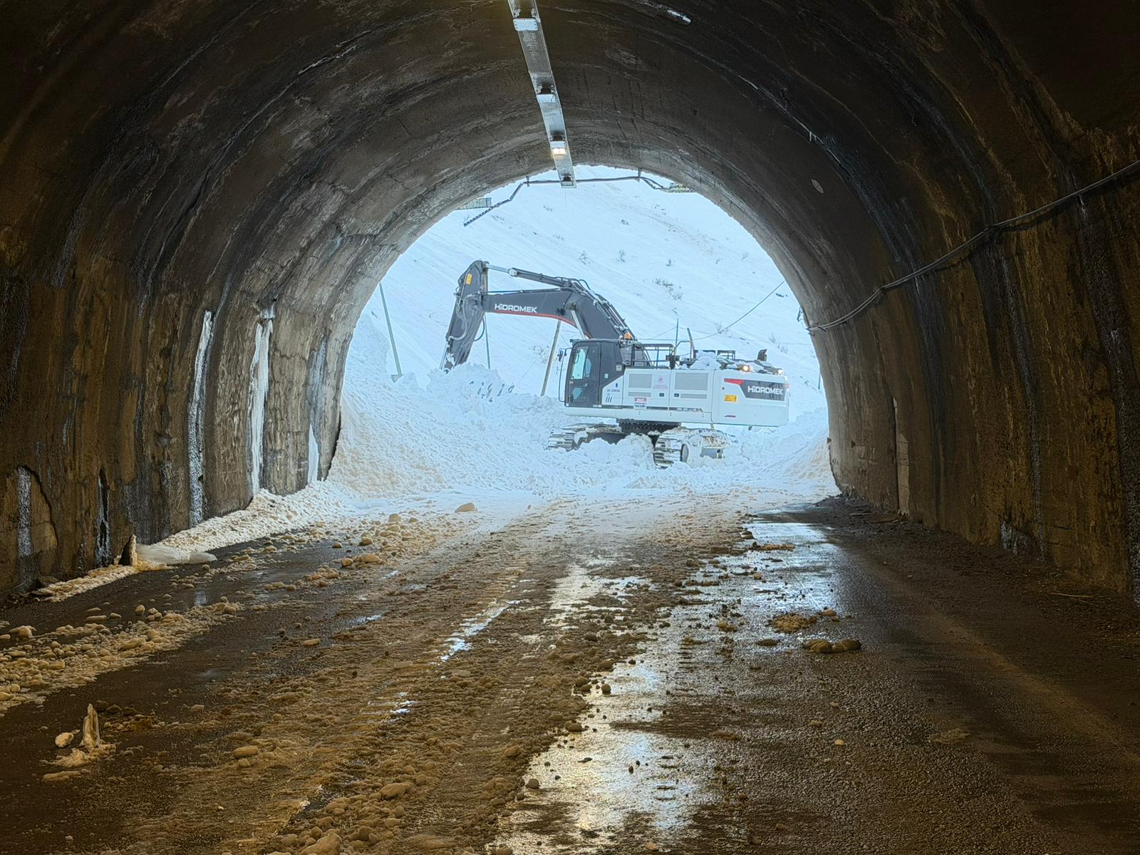 Çığ Nedeniyle Kapanan Hakkari–Van Karayolu Açıldı