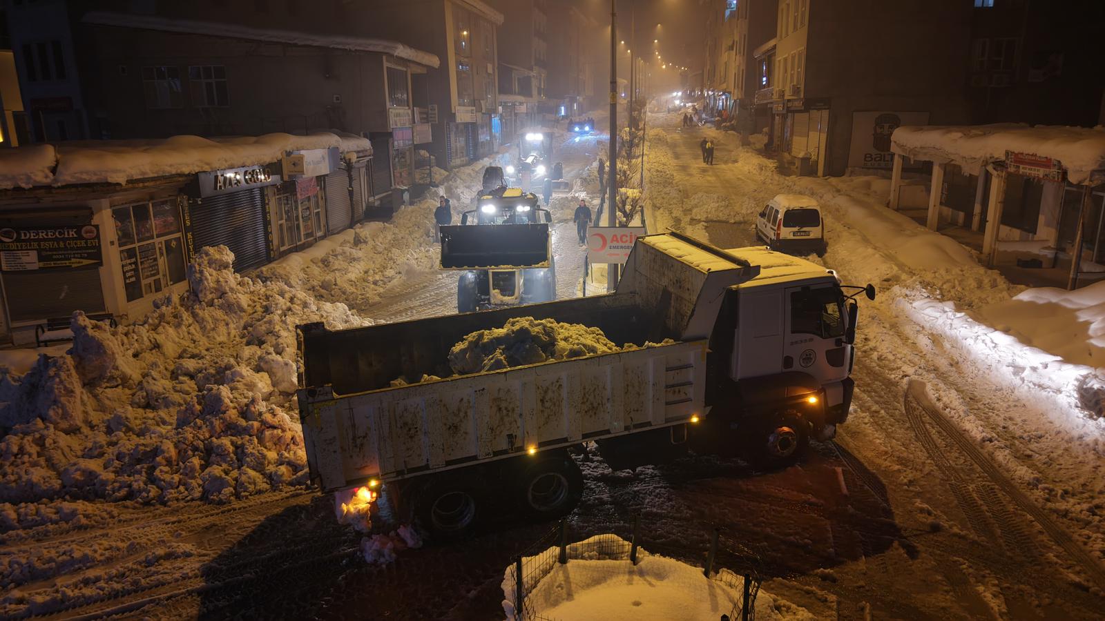 Derecik’te Karla Mücadele Gece Gündüz Sürüyor
