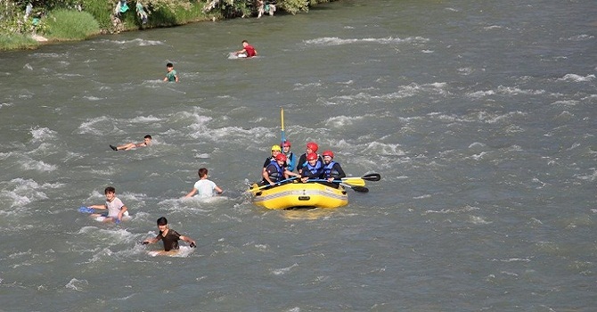 Zap Suyu'nda rafting heyecanı