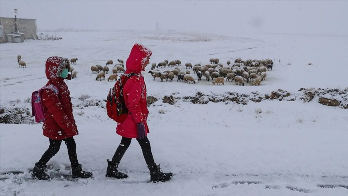 Hakkari'de kar nedeniyle eğitime bir gün ara verildi
