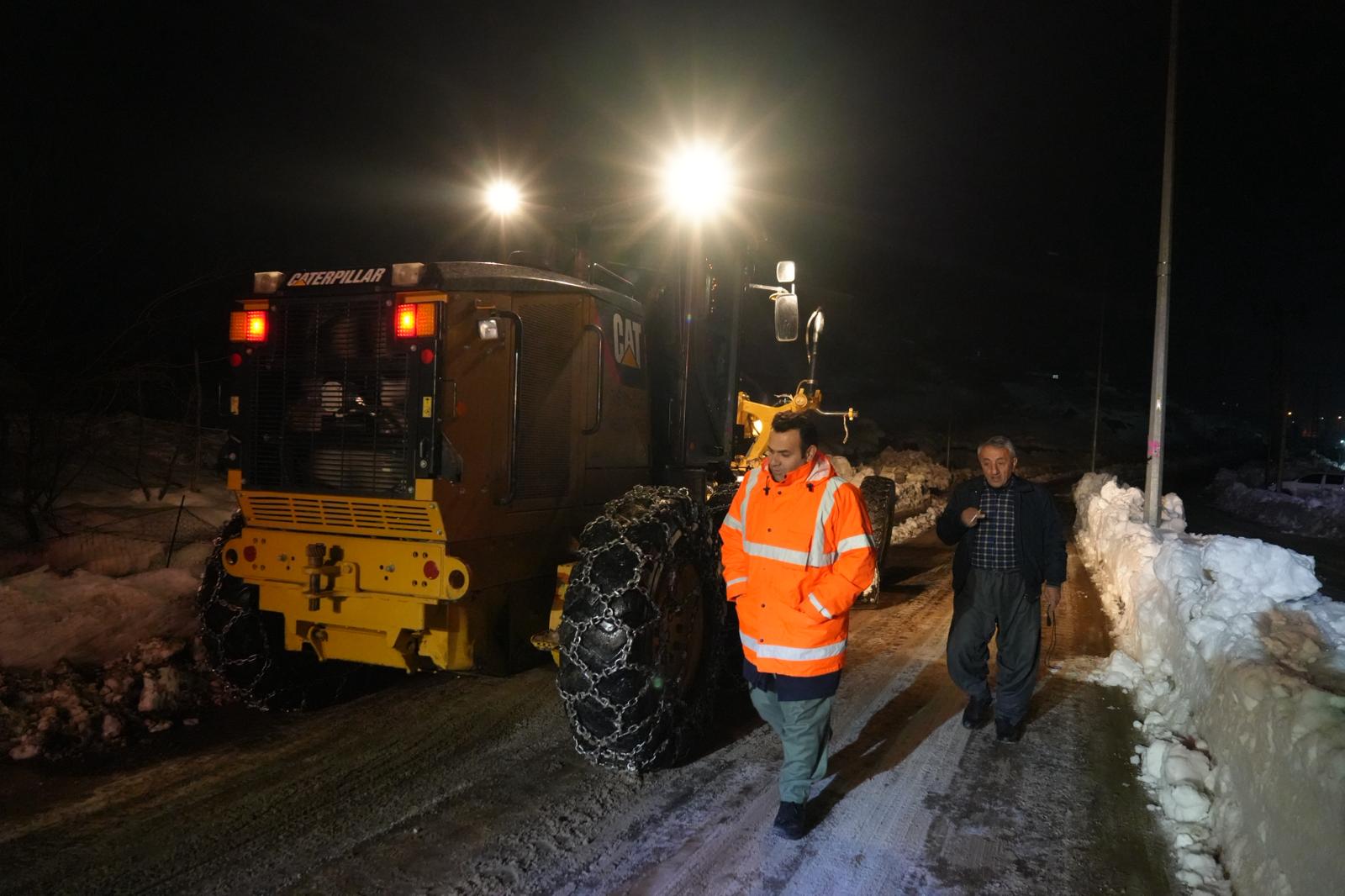 Derecik’te Karla Mücadele Aralıksız Sürüyor