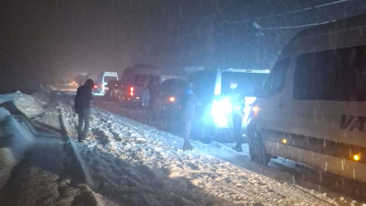 Hakkari karayoluna çığ düştü