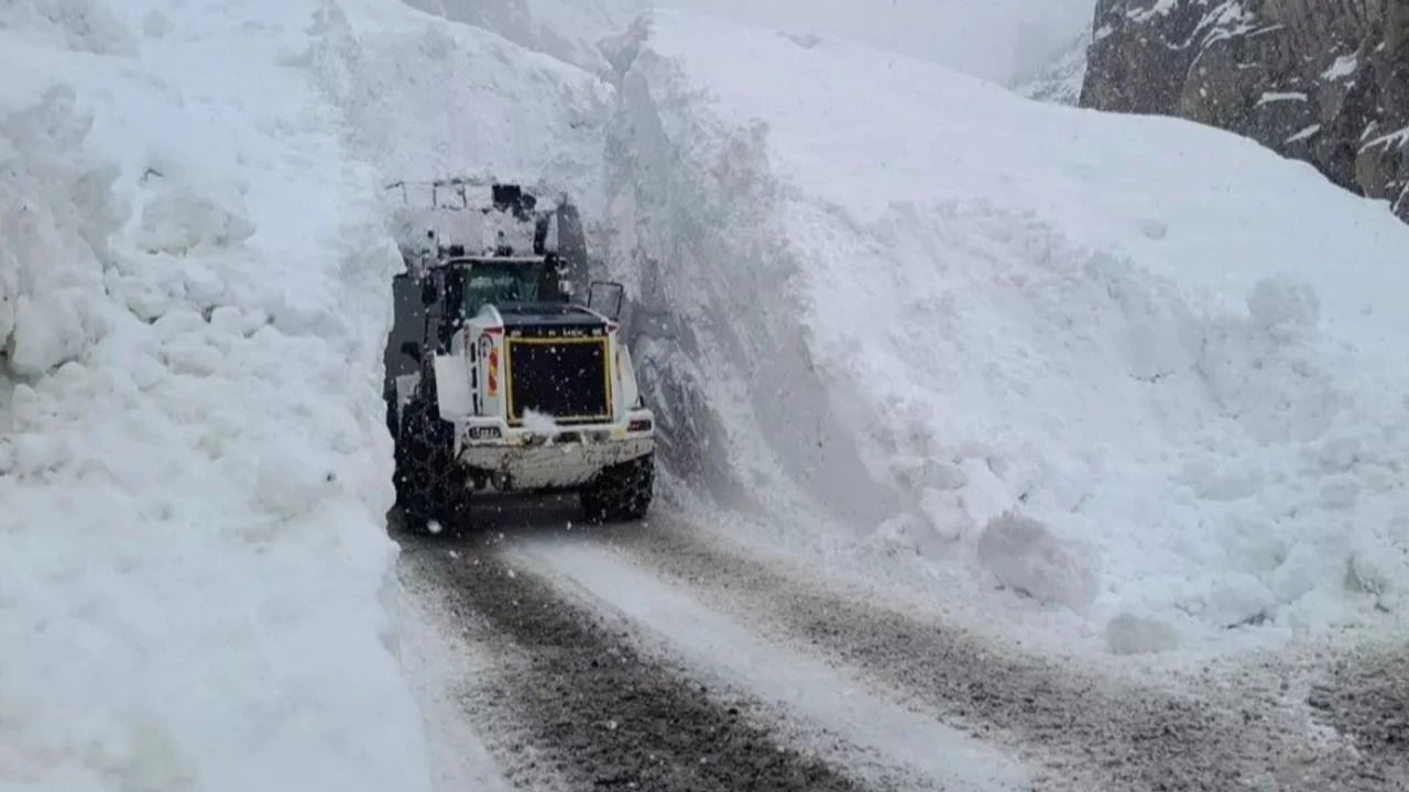 Hakkari’de Kapanan 310 yol Ulaşıma Açıldı