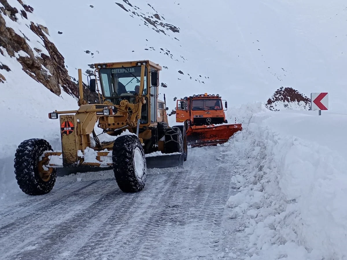 Hakkari’de Kar ve Fırtına: 223 Yerleşim Yolu Kapalı