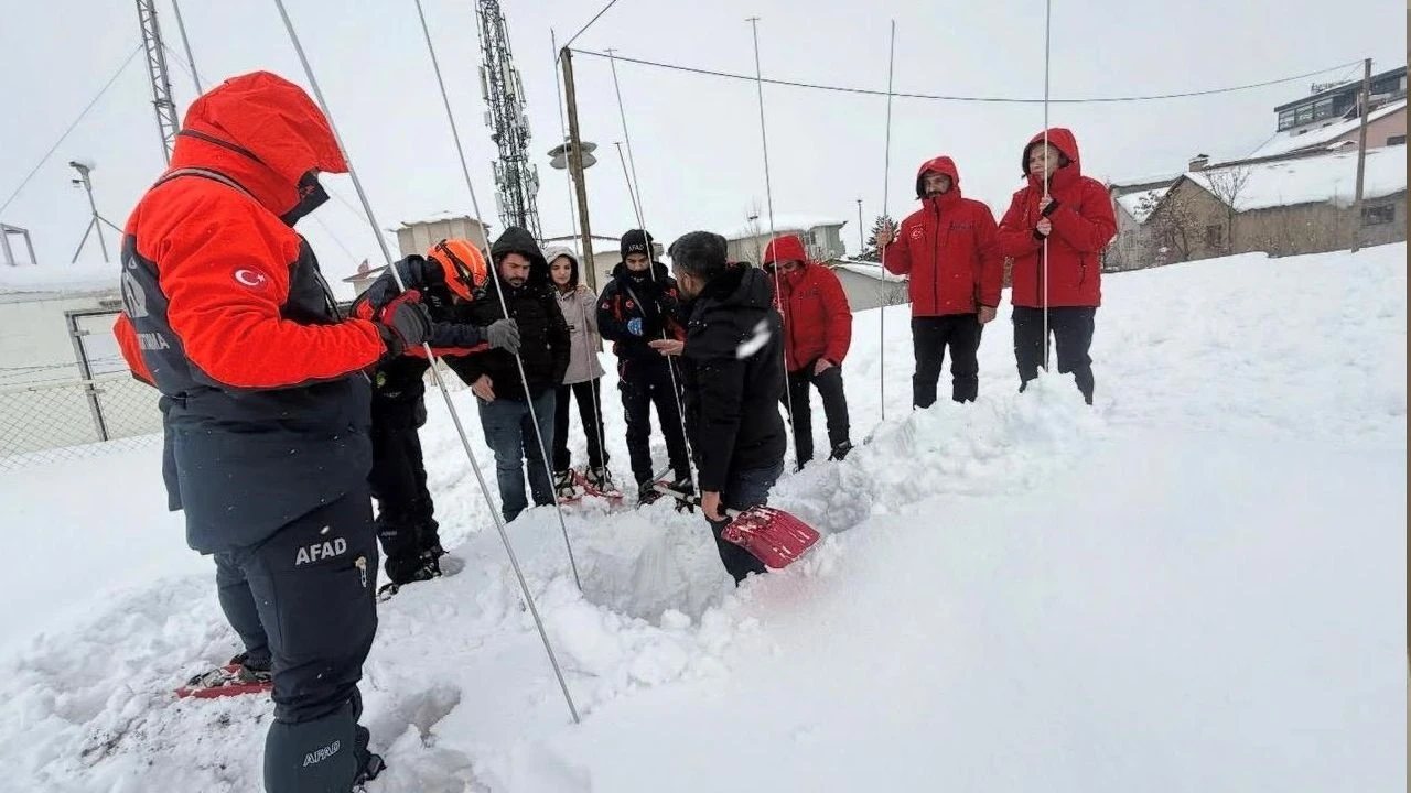 AFAD, Hakkâri’de Arama Kurtarma Personeline Çığ Eğitimi Verdi