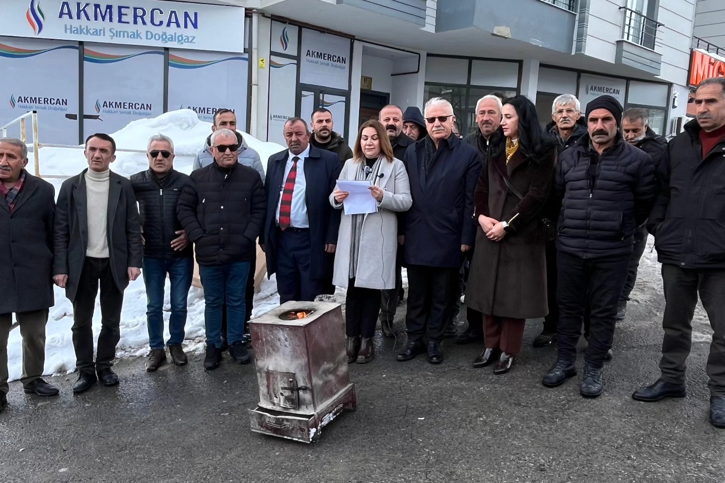 Hakkâri’de doğalgaz faturalarına protesto: Doğalgaz faturalarını sobada yaktılar
