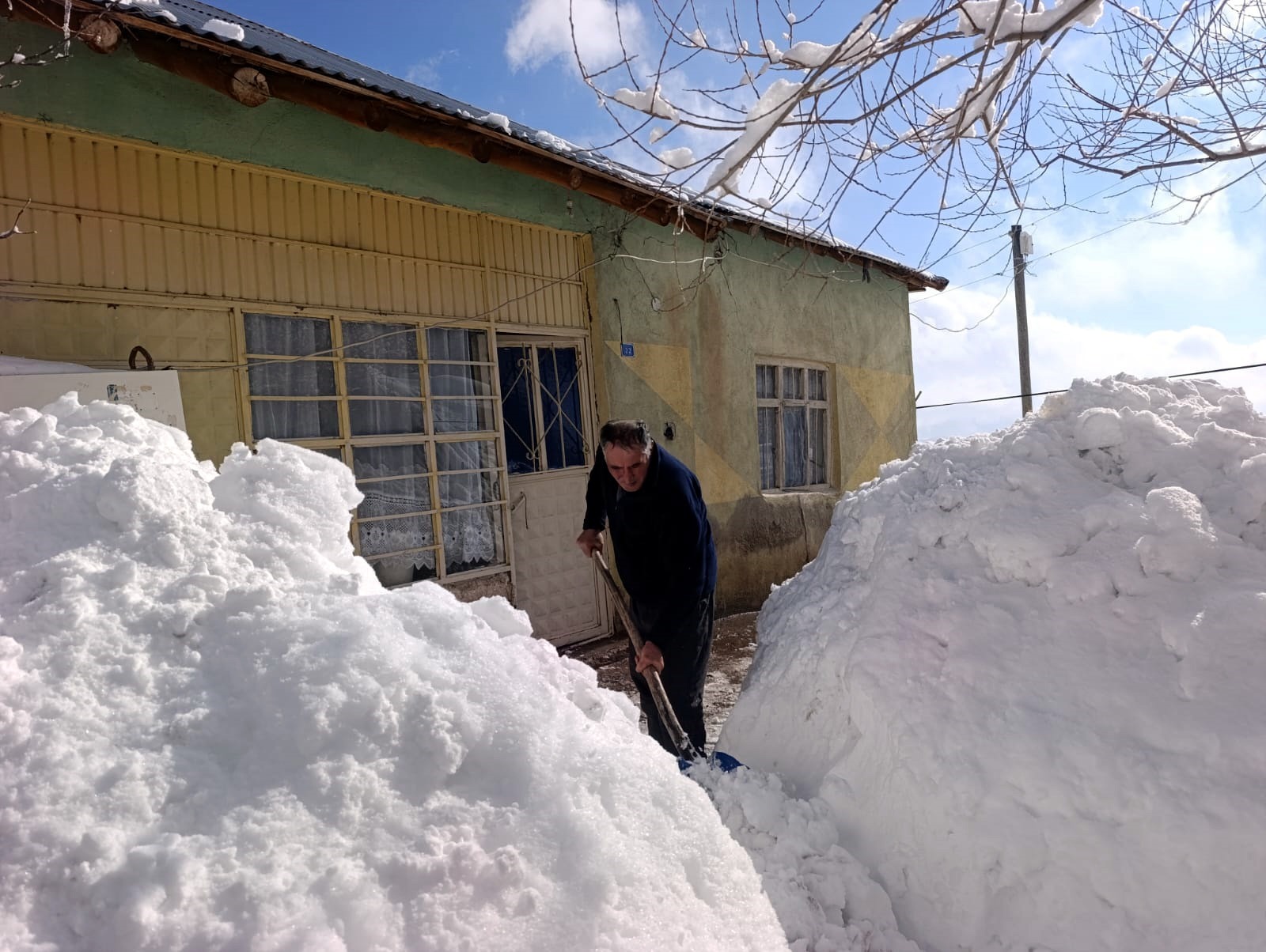 Hakkari’de Zorlu Kış: Köylüler Evlerine Kürekle Ulaşıyor