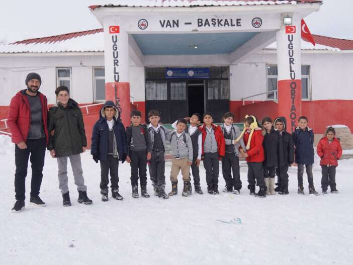 Köy Okulunda Vicdanlı Eğitim: Hakkarili Akmaz’dan Örnek Davranış