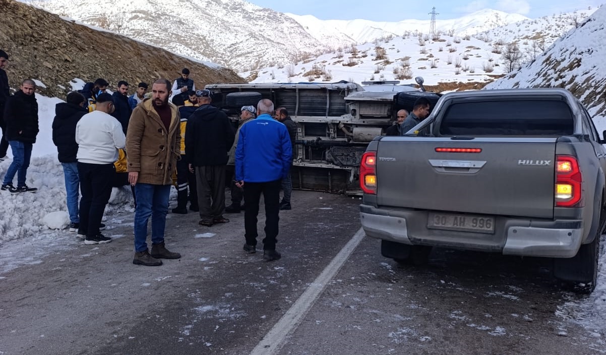 Şemdinli-Derecik Karayolunda Kaza: 2 Yaralı