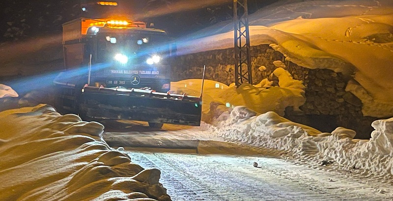 Hakkari Belediyesi’nden Buzlanmaya Karşı Gece Boyu Tuzlama Çalışması