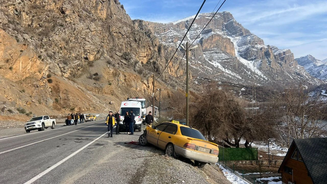 Hakkari’de Trafik Kazası: İki Araç Kafa Kafaya Çarpıştı
