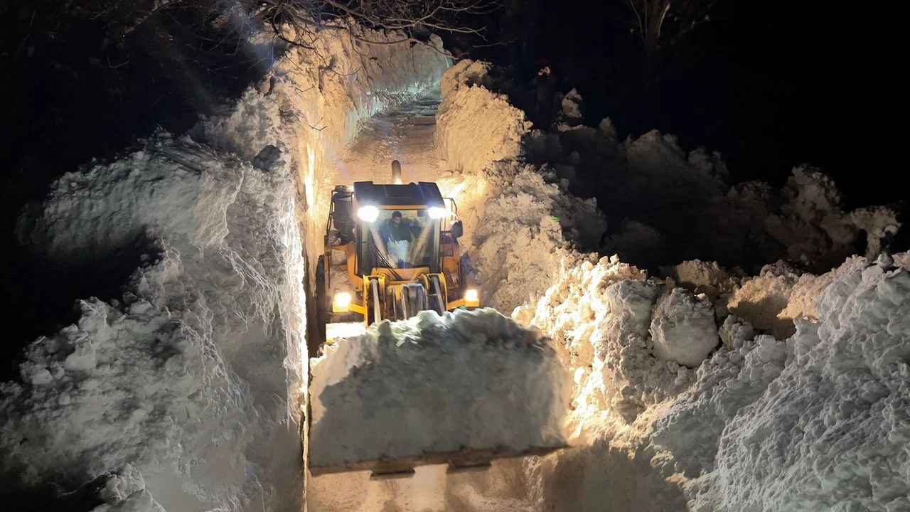 Yüksekova'da Çığdan kapanan yol açıldı