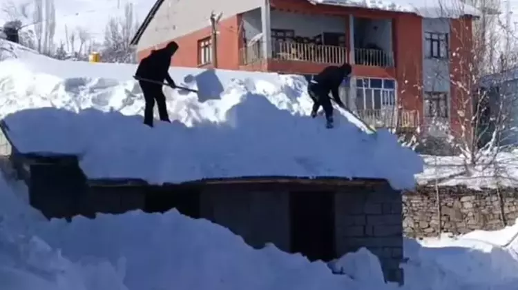 Hakkari'de 2 metrelik çatıdaki Kar temizliği sürüyor