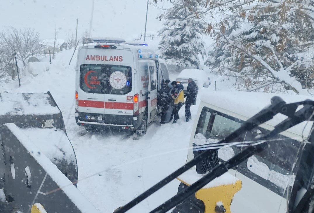 Hakkari'de Yolda Kalan Ambulans kurtarıldı