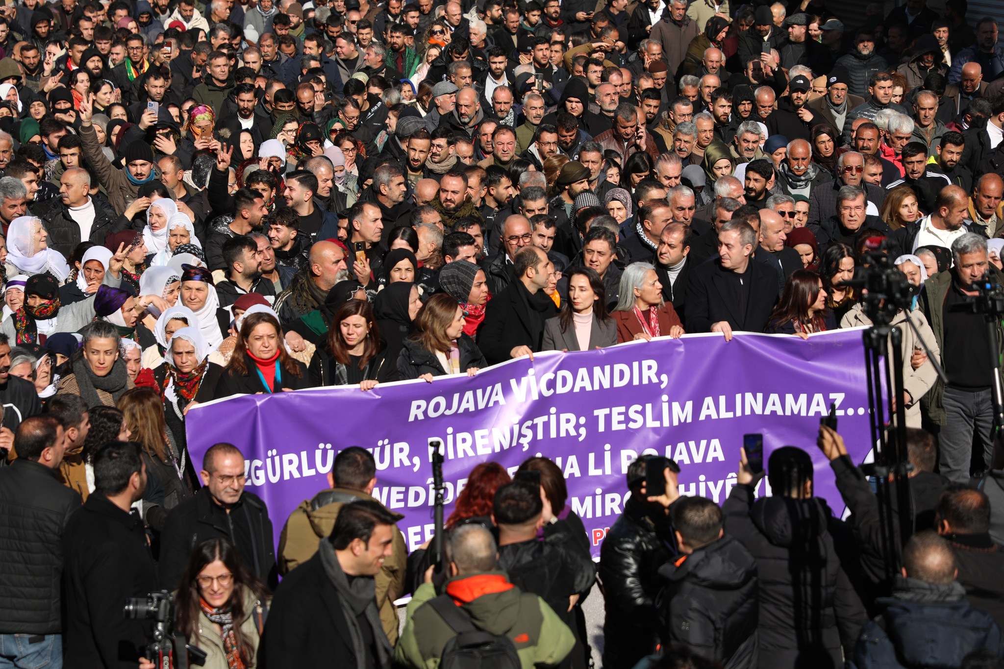 DEM Parti'den Suriye sınırında yürüyüş!