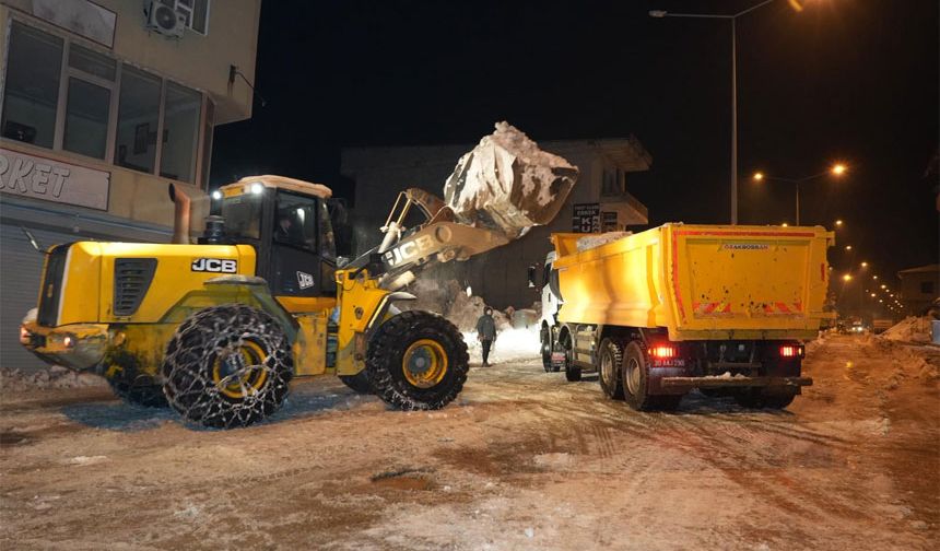 Derecikte Karla mücadele sürüyor