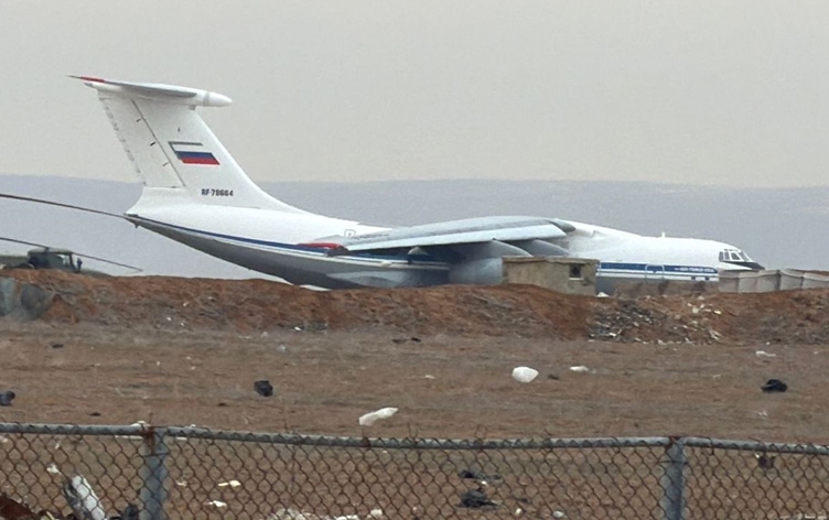 Esad’ın düşüşünden sonra ilk kez bir Rus uçağı kamışlo Havalimanı’na indi