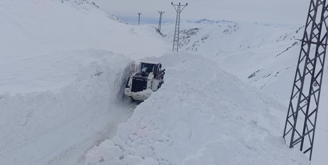 Yüksekova yola düşen çığ temizlendi!