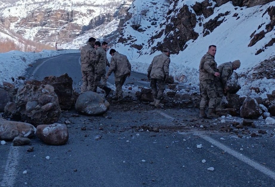 Hakkari’de karayoluna düşen dev kayaları askerler temizledi!