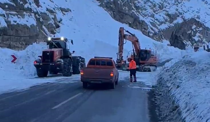 Hakkâri-Van karayoluna çığ düştü (VİDEO)