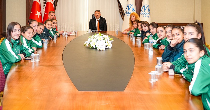 Hakkâri Yeşilay’ın Şampiyon Kızları Vali Çelik’i Ziyaret Etti