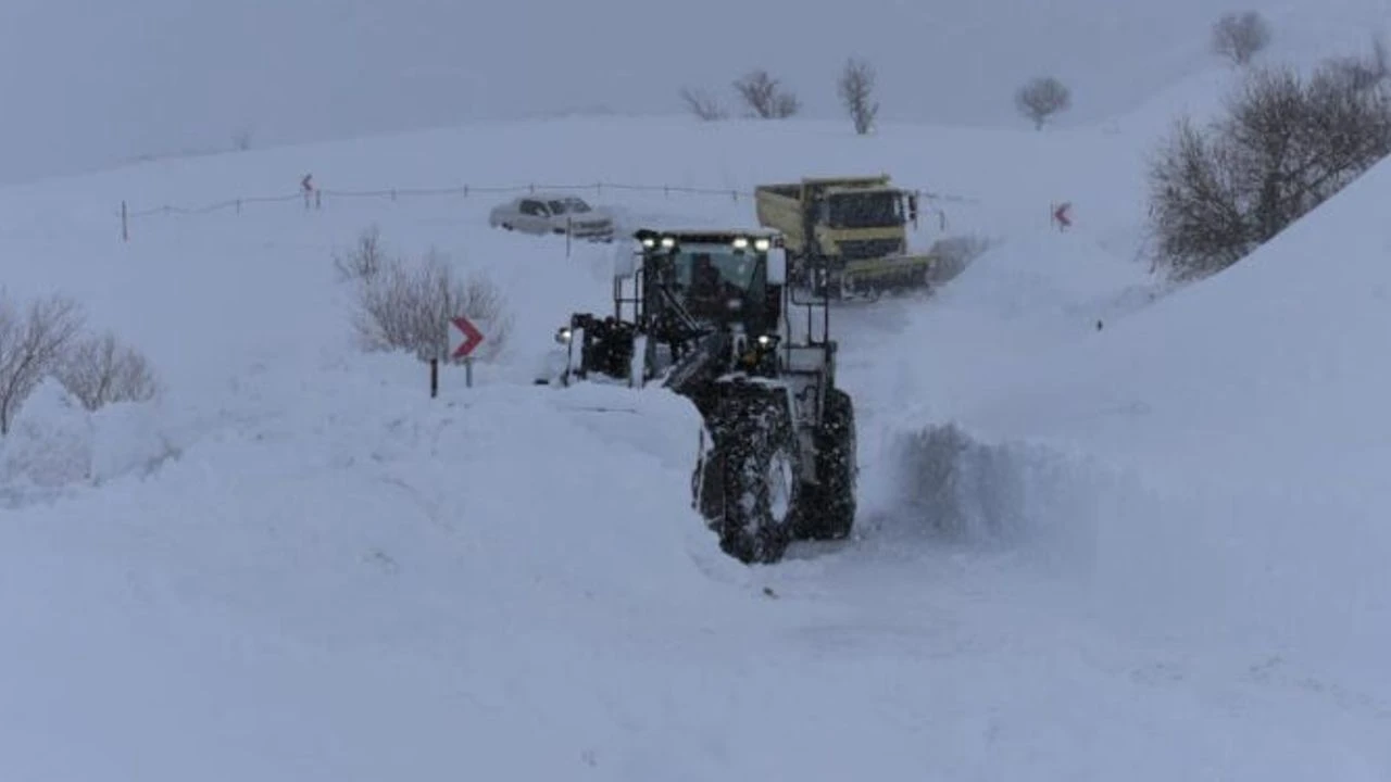 Hakkari’de 22 Yerleşim Yerinin Yolu Ulaşıma Kapandı