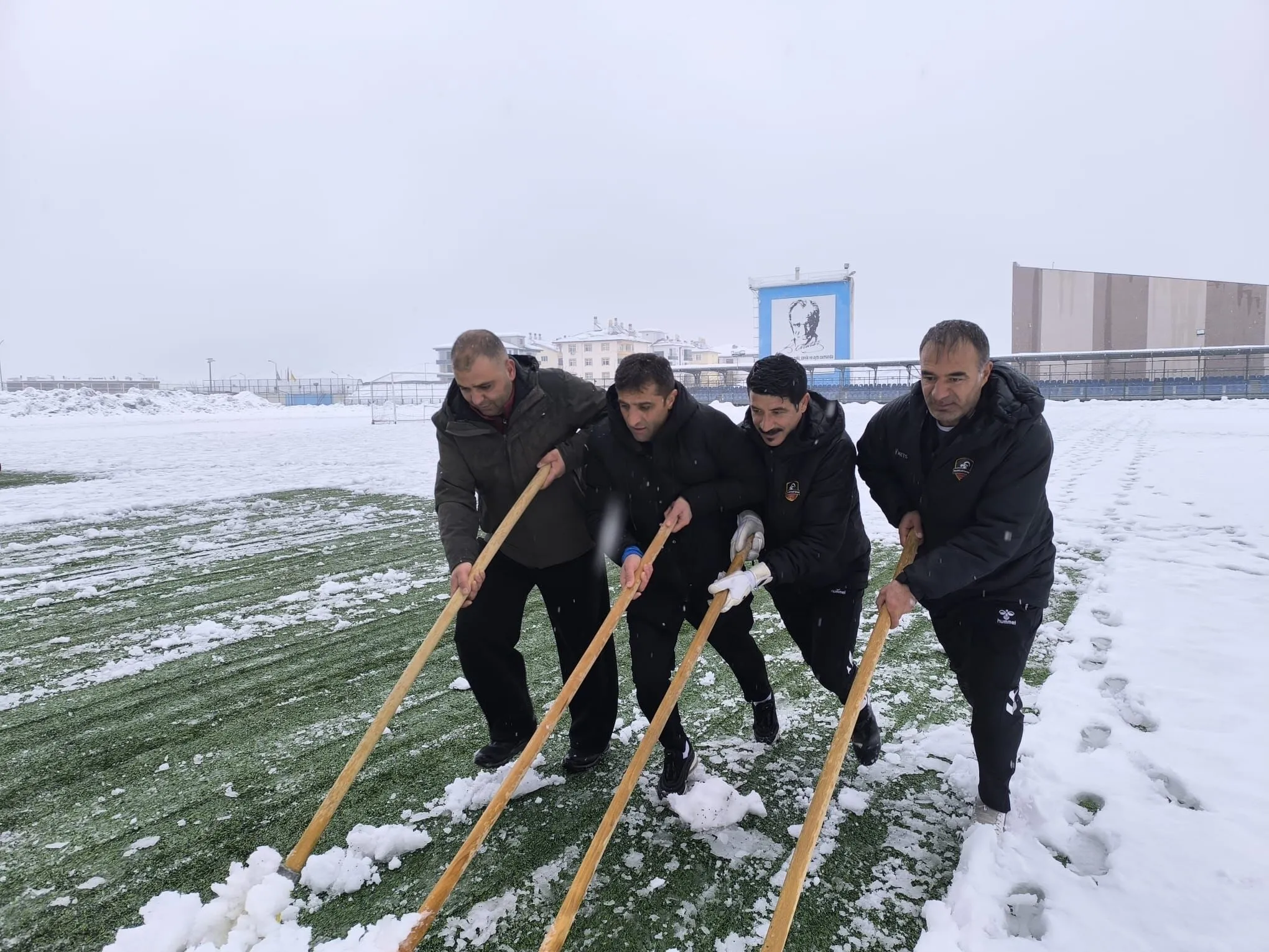 Hakkari Zap Spor Heyeti, Maç Öncesi Sahayı Temizledi