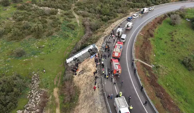 Yolcu Otobüsü Devrildi: 8 Ölü, 26 Yaralı