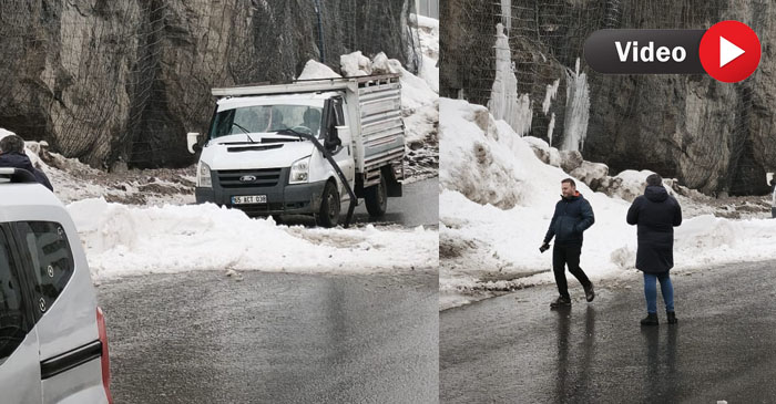 Hakkari Şehir Merkezinde Aracın üzerine Çığ Düştü! (VİDEO)