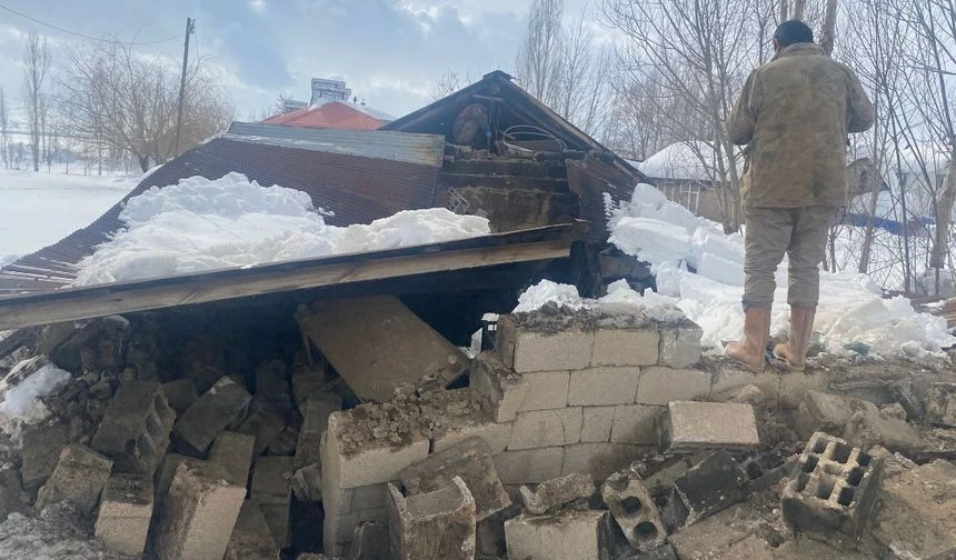 Yüksekova’da Yoğun Kar Yağışı Hasara Neden Oldu