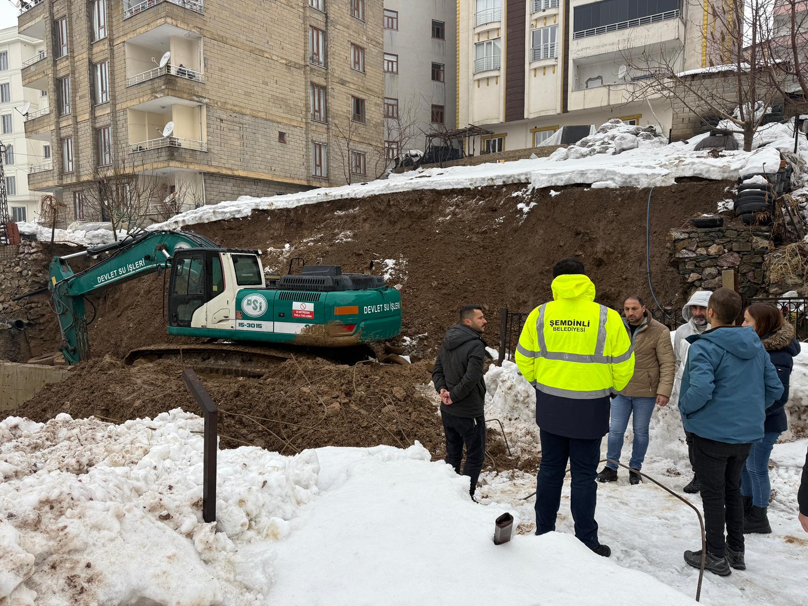 Şemdinli’de Dere Yatağında İstinat Duvarı Çöktü