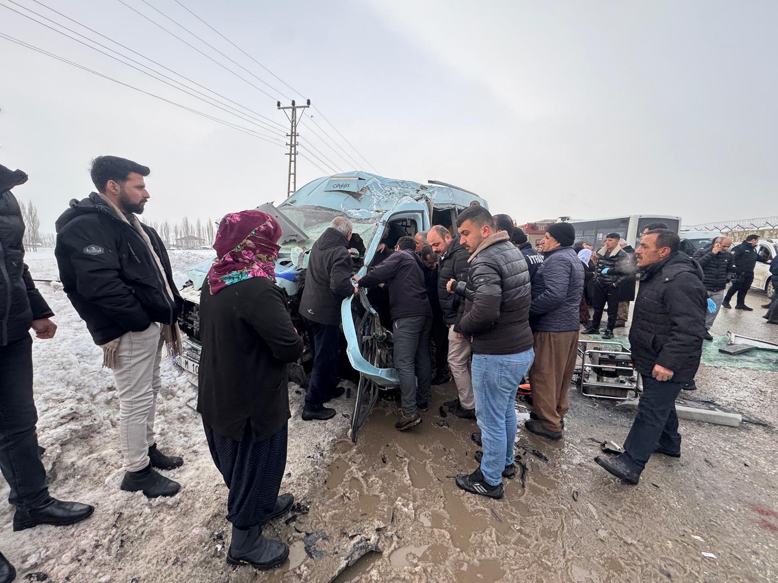 Hakkari’de feci kaza: 18 kişi yaralandı