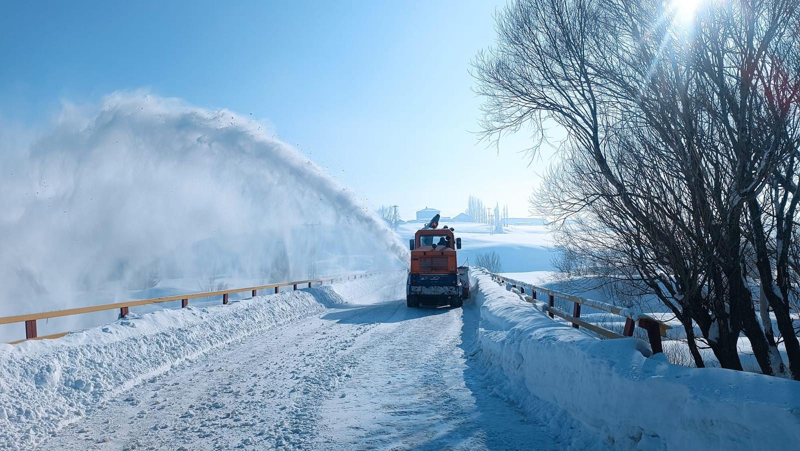 Hakkari’de Kar Yağışı: 6 Köy ve 5 Mezra Yolu Ulaşıma Kapandı