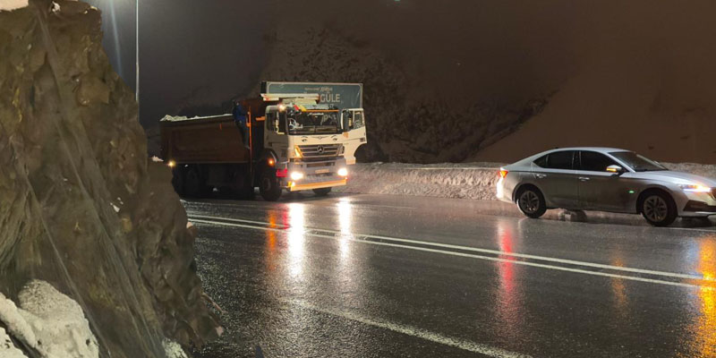 Hakkari'de Tehlike sürüyor: 2 Aracın üzerine yine taş düştü!