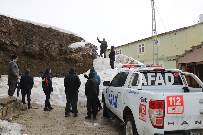 Hakkari AFAD, Kayanın isabet ettiği evde incelemelerde bulundu