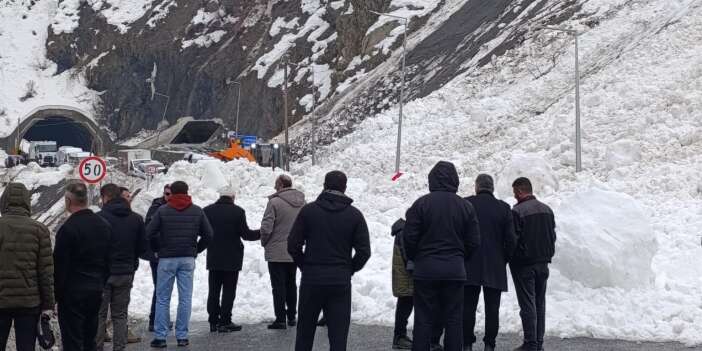 Hakkari–Van Yolunda Çığ düştü!