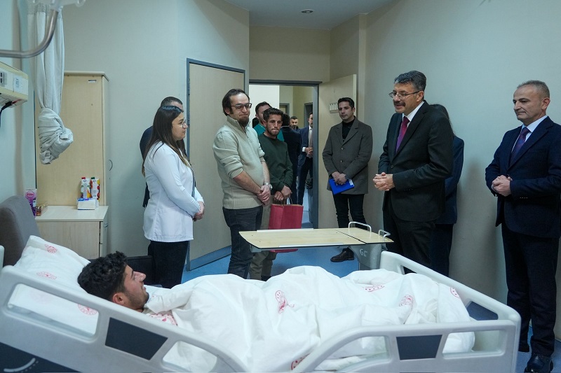 Hakkâri Valisi Çelik, Kaza Yaralılarını Ziyaret Etti