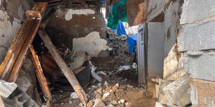 Hakkari’de Dağdan Kopan Kayalar Bir Evi Yıktı